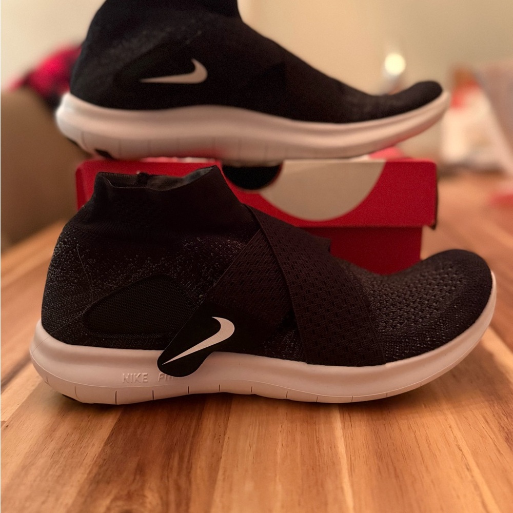 Women’s 8.5 Nike free rn motion fly knit sneakers new never worn